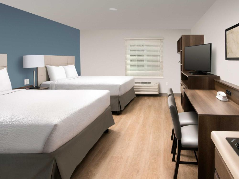 Standard Queen Room with Two Queen Beds - Non-Smoking interior